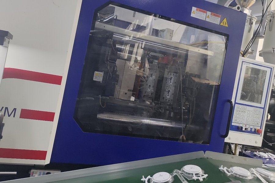 Injection moulding machine with moulded parts on the conveyor