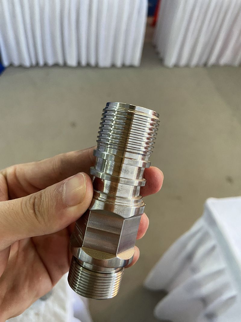 Threaded adaptor