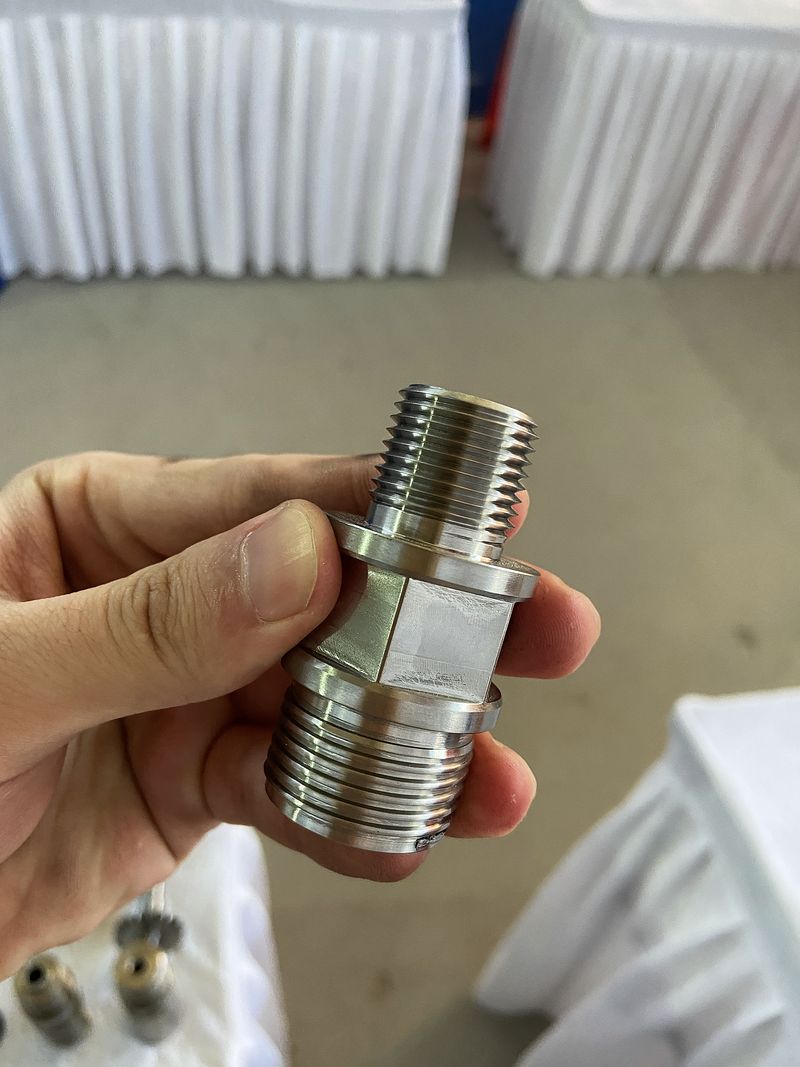 Threaded fitting